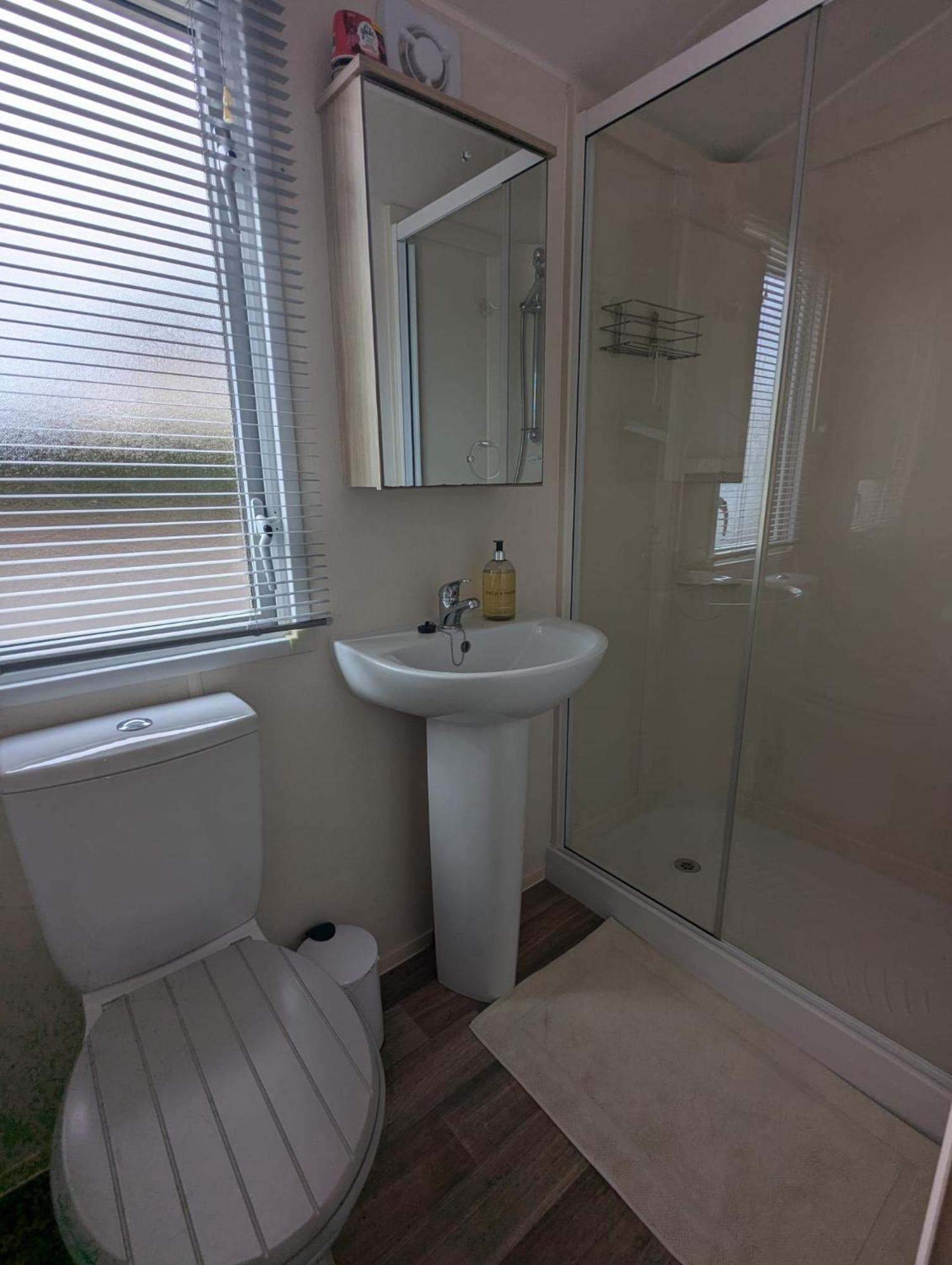 Lovely Bright And Airy Caravan On The 5 Star Shorefield Country Park Entertainment Passes Included Milford on Sea Exterior photo